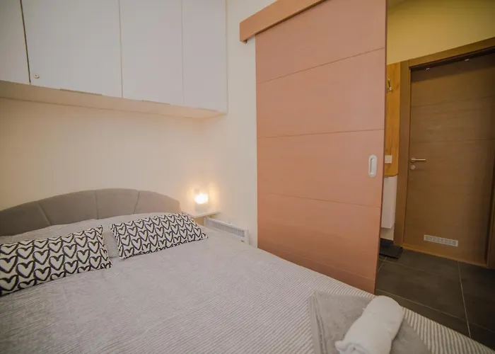 Happiness زلاتيبور